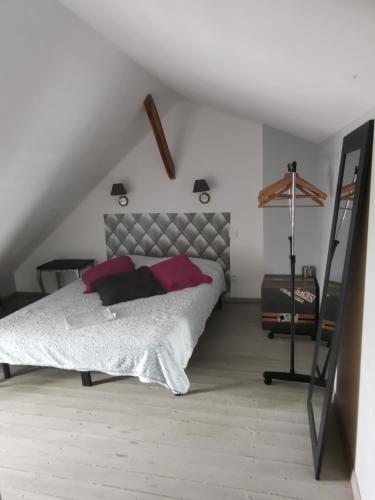 a bedroom with a bed and a lamp in it at Maison familiale Chinon in Chinon