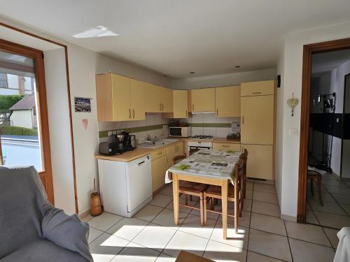 Η κουζίνα ή μικρή κουζίνα στο Le Gîte À Mamie