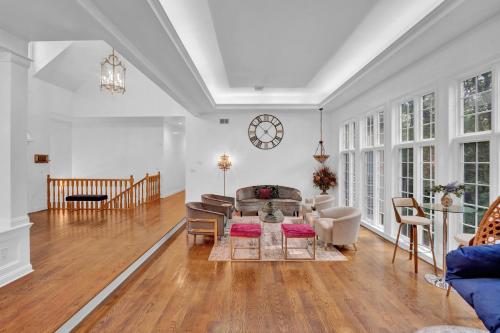 ein Wohnzimmer mit Sofa und Tisch in der Unterkunft Fancy Poconos Castle Indoor MEGA 10plus Hot Tub in East Stroudsburg