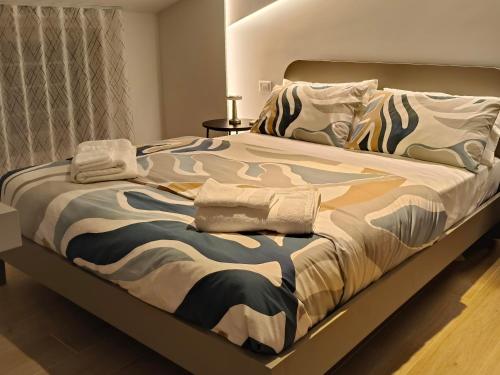 Una cama grande en un dormitorio con una manta. en Lumeriam Sea Loft, en Roccalumera