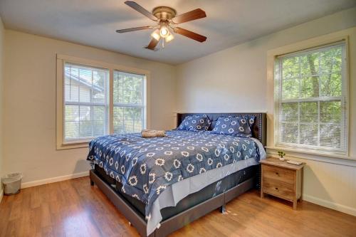 Una cama o camas en una habitación de Classic 2 bed 1 bath home in the cradle of beautiful Valdosta