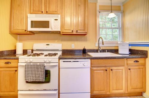 Una cocina o cocineta en Classic 2 bed 1 bath home in the cradle of beautiful Valdosta