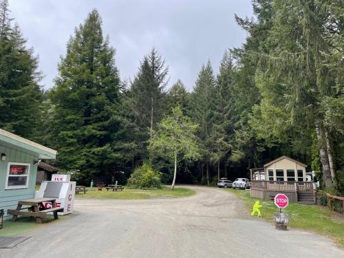 een stopbord aan de kant van een weg bij Tall Trees Cabin in a Campground - Plain and Simple in Klamath