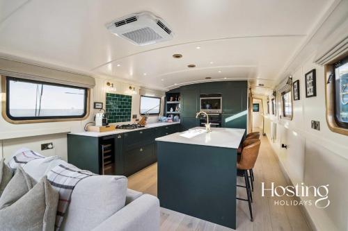 cocina y sala de estar de un vehículo recreativo en The Pemberley - Luxury 2 Bed Houseboat, en Londres