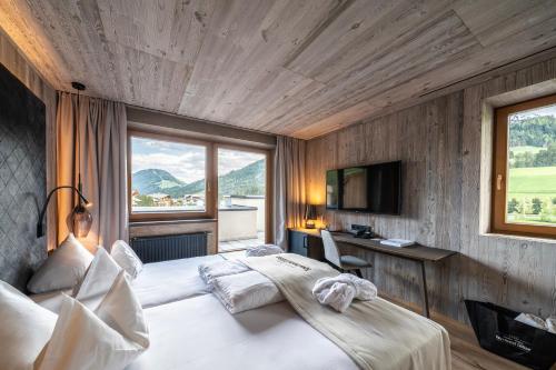 Postel nebo postele na pokoji v ubytování Dolomiten Residenz - Sporthotel Sillian