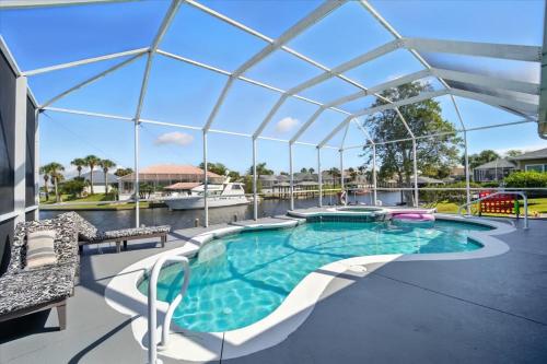 Bazén v ubytování Boaters Dream Pool Spa & Dock Walking & Biking nebo v jeho okolí