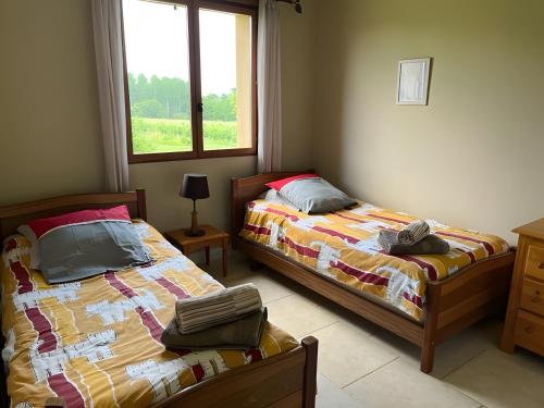 Ένα ή περισσότερα κρεβάτια σε δωμάτιο στο La Jouanhitte