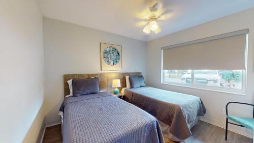 Postel nebo postele na pokoji v ubytování Pinecrest #1 2br 4 Beds Free Parking