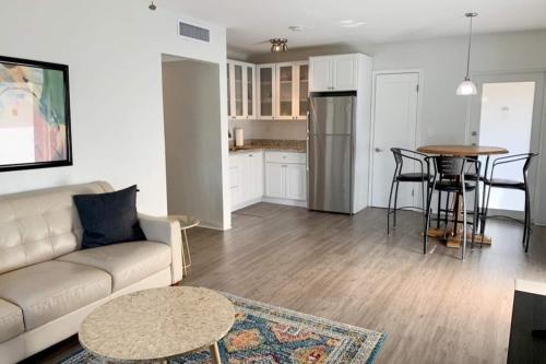 Η κουζίνα ή μικρή κουζίνα στο Pinecrest #4- 2 Bedroom4 Twin Bedspark 2 Cars