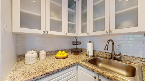 Kuchyň nebo kuchyňský kout v ubytování Palmettobay#2, 2 Bedroom4 Twin Beds Park2 Cars