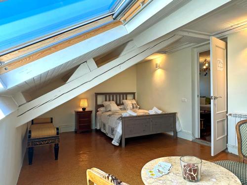 ein Schlafzimmer mit einem Bett und einem großen Fenster in der Unterkunft Casa Sortalde Agroturismo in Abaurrea Alta