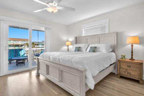 Postel nebo postele na pokoji v ubytování A Sea View Cottage by Oak Island Accommodations