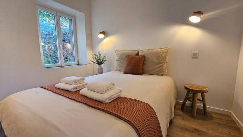 A bed or beds in a room at Petit maison du Vallon