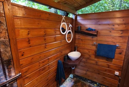 Ένα μπάνιο στο Kaz Coco Bungalow