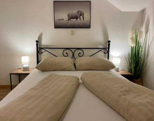 Un dormitorio con una cama con la imagen de un elefante. en ModernLoft Ried, Balcony Suite, en Neuhofen im Innkreis