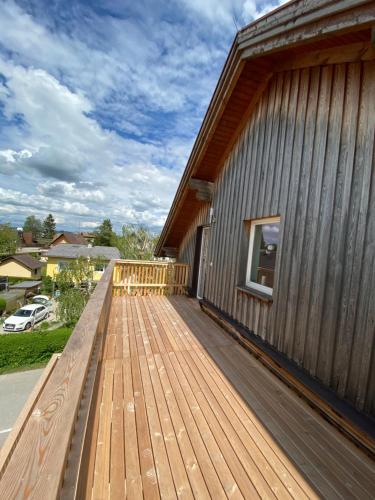 una gran terraza de madera junto a un edificio en ModernLoft Ried, Balcony Suite, en Neuhofen im Innkreis