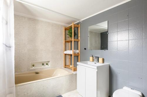 Maison de ville plein centre Rouen - TV 4K connecté - Patio - Wifi Fibre - 4 grande chambres - Proche parking gratuit - Lave Vaisselle - Lave linge