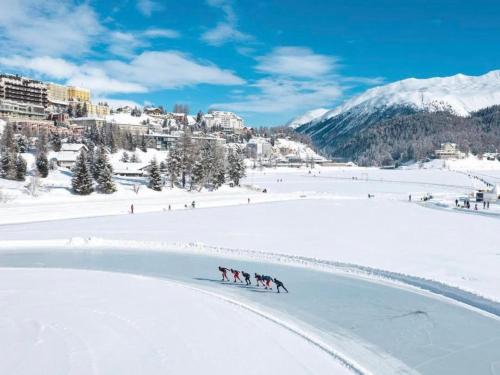 Eine Gruppe von Skifahrern im Schnee in der Unterkunft Hotel Arte in St. Moritz