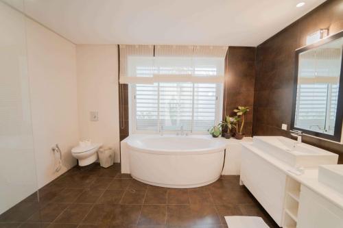 Ένα μπάνιο στο Villa Oasis Chotrana