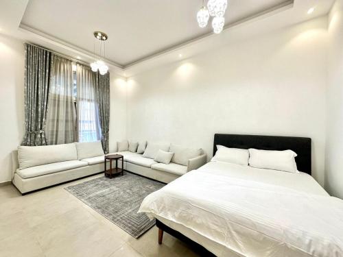 Ένα ή περισσότερα κρεβάτια σε δωμάτιο στο Entire 1-Bedroom Apartment with Balcony, Ajman