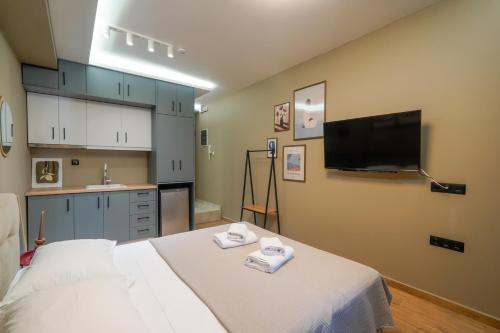 Μια τηλεόραση ή/και κέντρο ψυχαγωγίας στο Dragoumi Suites Lydia