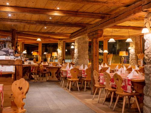 un ristorante con tavoli e sedie in una stanza di Hotel Arte a Sankt Moritz