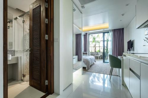 Χώρος καθιστικού στο Spacious beautiful studio with big patio on the pool side !