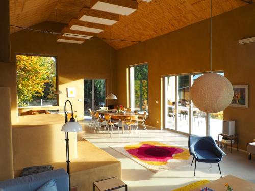 ein Wohnzimmer mit einer Couch und einem Tisch und Stühlen in der Unterkunft Elegant holiday residence with privat sauna close to Baltic Sea on Wolin Island in Wisełka