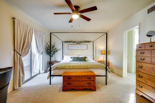 土桑Family Home with Fenced Yard in Tucson!的一间卧室，里面有一张床和一个吊扇