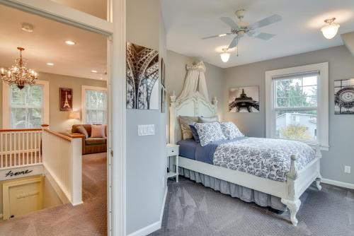 Postel nebo postele na pokoji v ubytování 2 Mi to Bay Park Charming Milwaukie Getaway