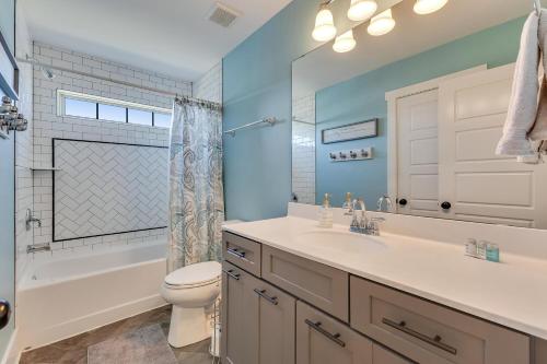 ein Badezimmer mit Waschbecken, Toilette und Dusche in der Unterkunft Great Escape in Kure Beach