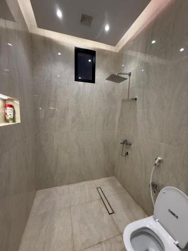 Vannituba majutusasutuses غرفة وصالة مودرن