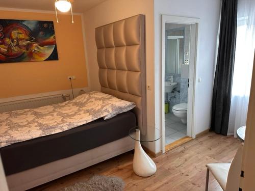 Ένα ή περισσότερα κρεβάτια σε δωμάτιο στο Sobe Stremljan Ljubljana