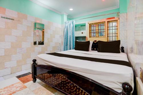 a bedroom with a large bed in a room at Hotel O Surya Lodge in Guntūr