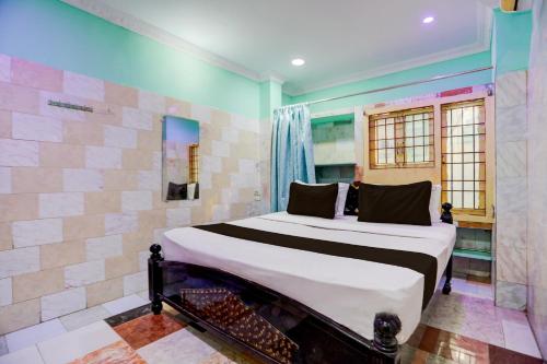 a bedroom with a large bed in a room at Hotel O Surya Lodge in Guntūr