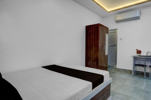 Giường trong phòng chung tại SPOT ON Khushi Lodge