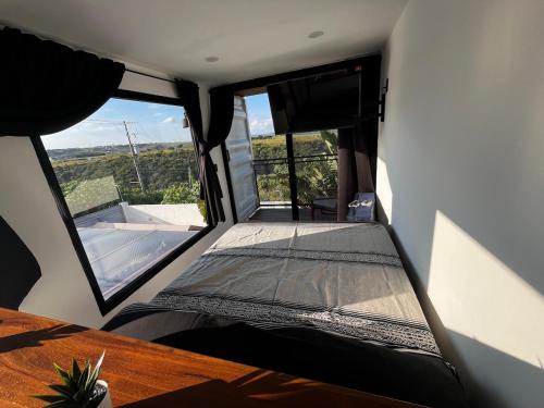 une petite pièce avec un lit à l'intérieur d'une camionnette dans l'établissement Casa de descanso, con Alberca climatizada, à Coyula