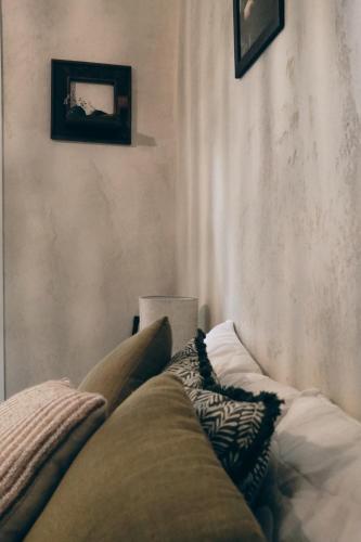 a living room with a couch and a picture on the wall at L'Ulivo e il Melograno - Mediterranean Studios in Frattamaggiore