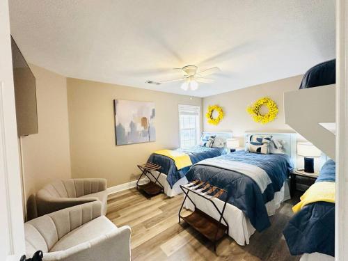 a bedroom with two beds and a couch at Eastgate 9A Beautiful Townhouse in Hammond