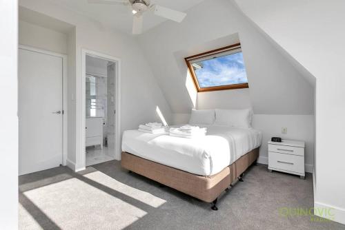 Ένα ή περισσότερα κρεβάτια σε δωμάτιο στο QV Stays Elegant City Apartment on the Square