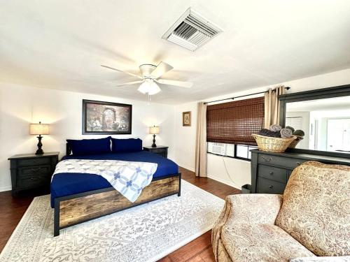 Ένα ή περισσότερα κρεβάτια σε δωμάτιο στο Cozy Lake House on Lake Weir