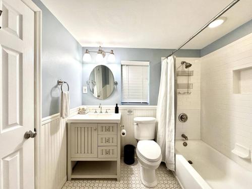 Ένα μπάνιο στο Cozy Lake House on Lake Weir