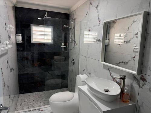 Et badeværelse på Modern Studio in La Puntilla By VSS