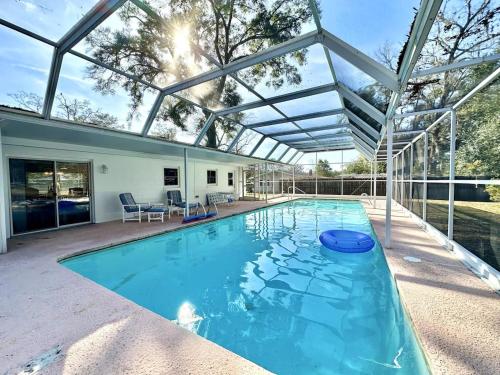 una piscina cubierta con techo de cristal en Mamas House Pool Home Minutes From Downtown, en Anthony