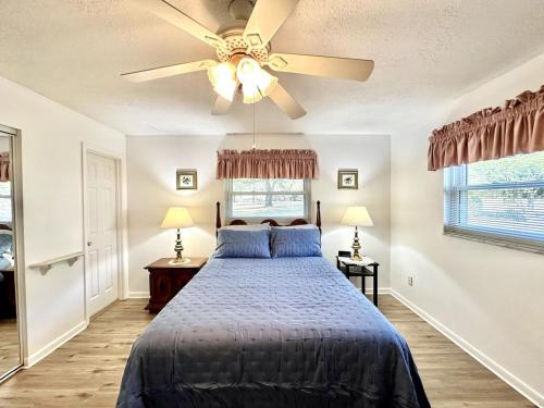 Un dormitorio con una cama y un ventilador de techo. en Mamas House Pool Home Minutes From Downtown, en Anthony