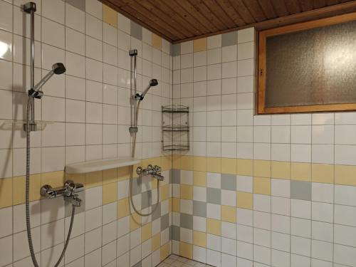un bagno piastrellato con doccia e doccia di Spacious Apartment for 12 with Sauna a Laitasaari