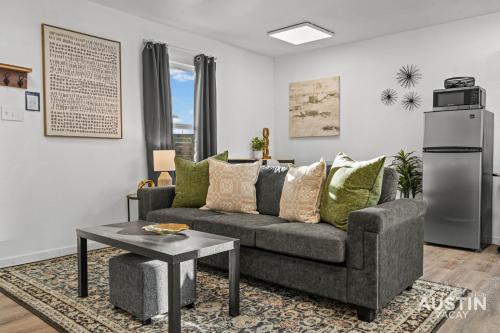 Χώρος καθιστικού στο ATX 1BR 1BA Pet-Friendly Home, Mins to AUS w EV Charger and Grill by Austin Vacay