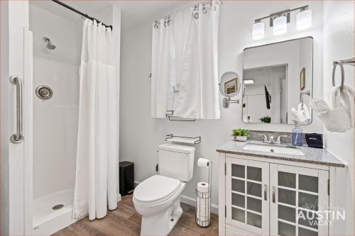 Ένα μπάνιο στο ATX 1BR 1BA Pet-Friendly Home, Mins to AUS w EV Charger and Grill by Austin Vacay