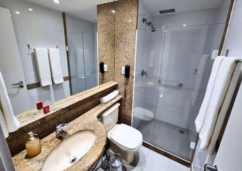 Et badeværelse på Acomodação Mediterrâneo 021 - Em Frente à Praia e Próximo ao Barra Shopping