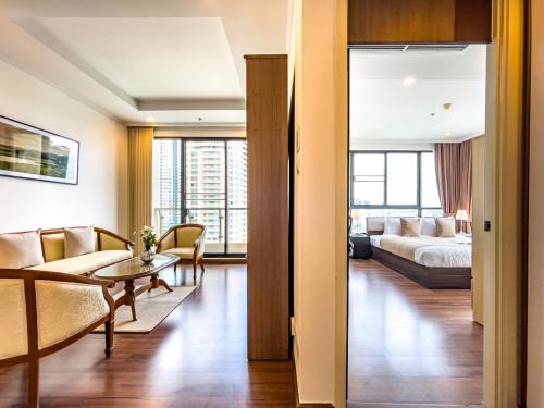 Кровать или кровати в номере Near BTS l Large 85 sqm l Rooftop Pool l Sontana